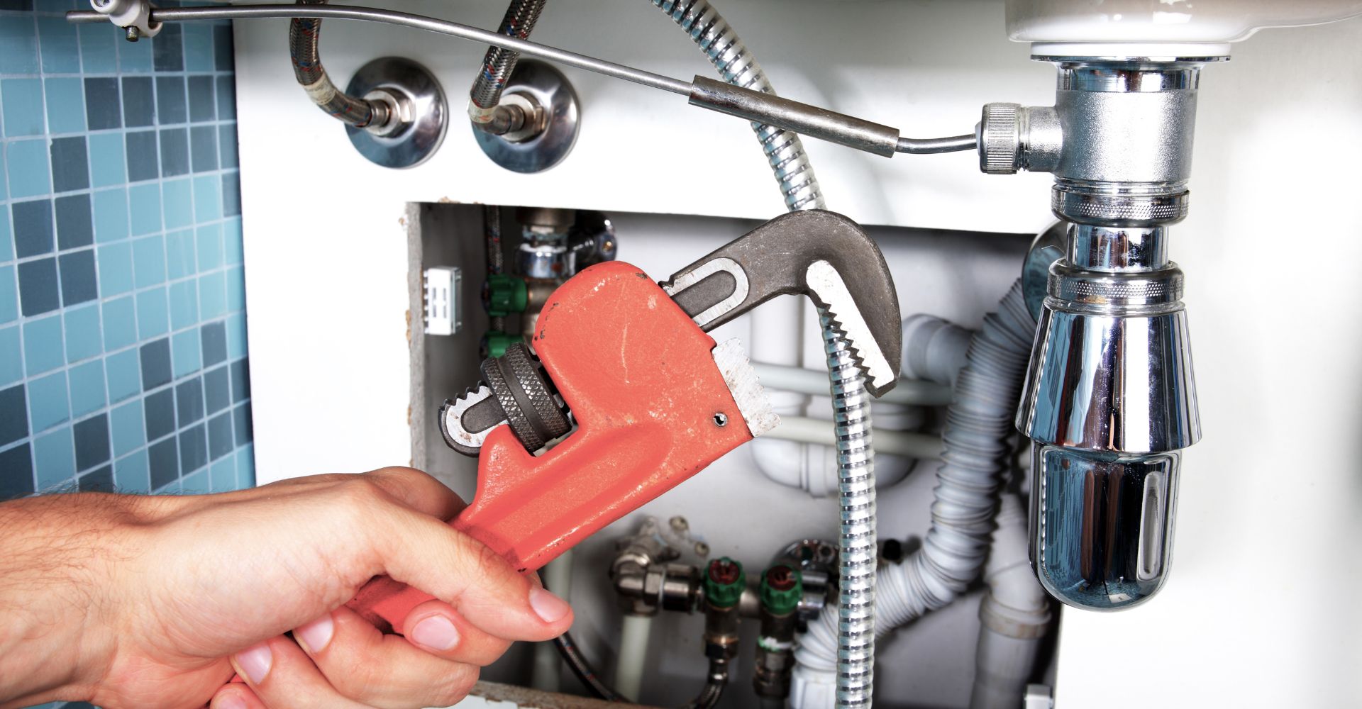 Emergency Plumbing 101: What to Do Before the Pros Arrive